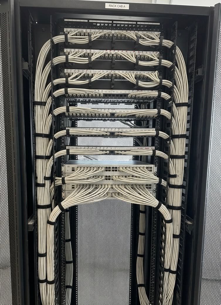 Rack δομημένης καλωδίωσης με patch panels και οργανωμένα καλώδια δικτύου