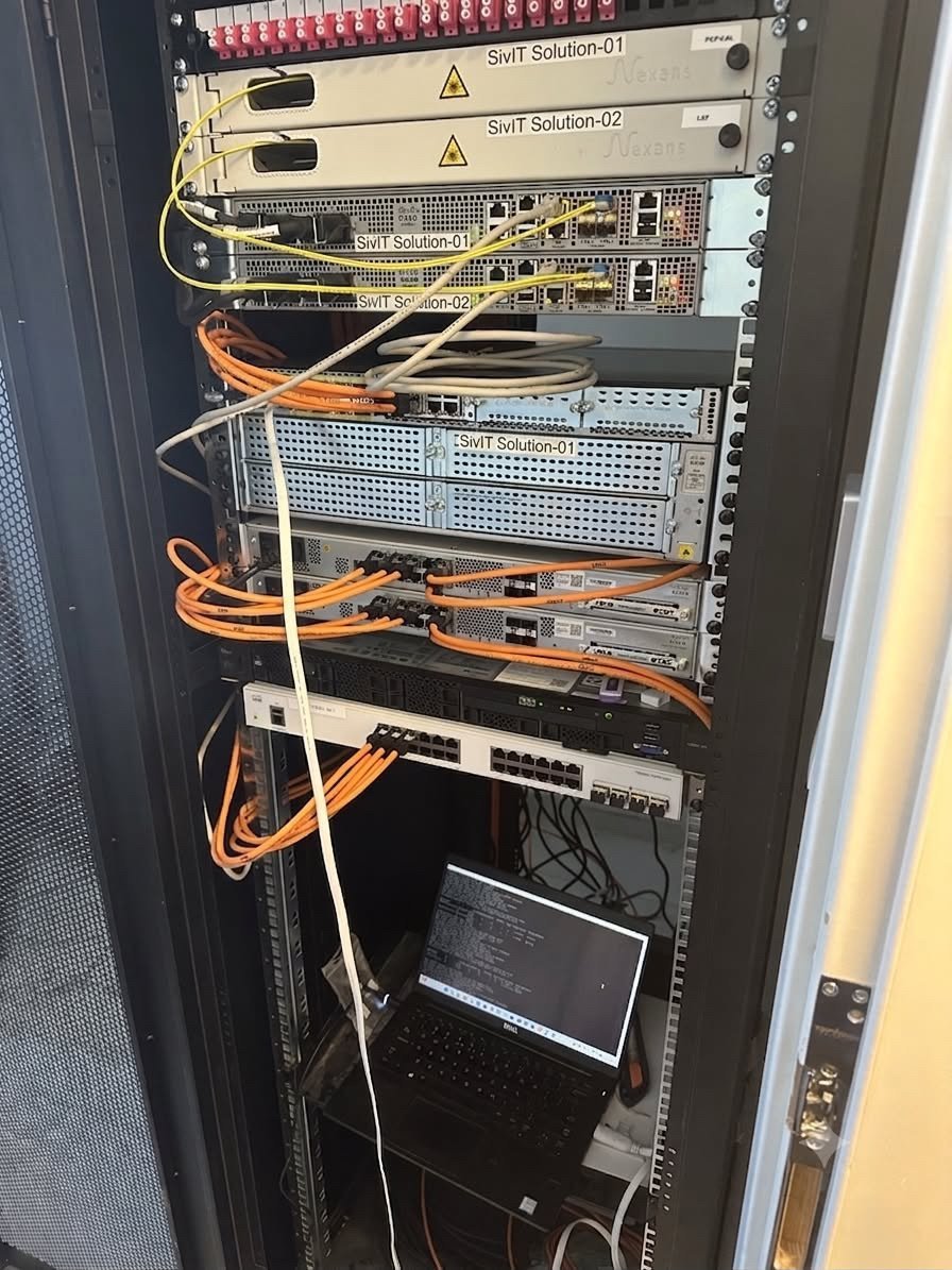 Rack με οπτικές ίνες Nexans, εξοπλισμό Cisco και on-premise servers